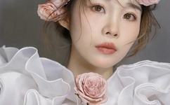 紫黑色蘑菇头顶开花缝